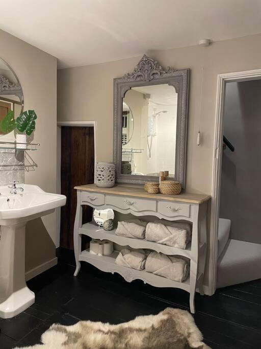 Entire Georgian Luxury Home - 3 Storey- High St Henley-In-Arden -Two Bedrooms-Sleeps 4 Henley-in-Arden Exterior foto
