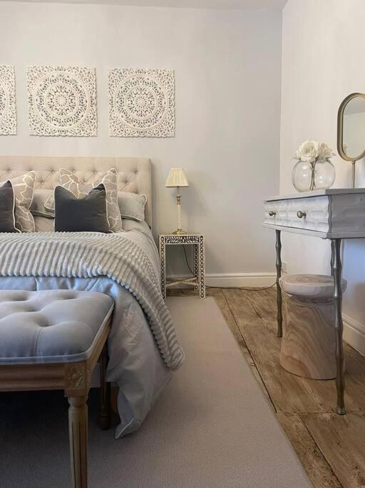 Entire Georgian Luxury Home - 3 Storey- High St Henley-In-Arden -Two Bedrooms-Sleeps 4 Henley-in-Arden Exterior foto