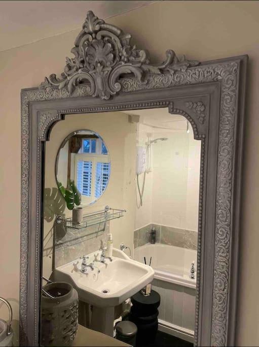 Entire Georgian Luxury Home - 3 Storey- High St Henley-In-Arden -Two Bedrooms-Sleeps 4 Henley-in-Arden Exterior foto